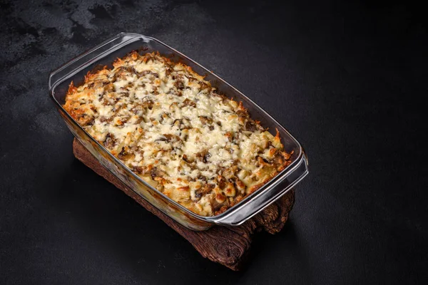 Etli, mantarlı, sebzeli ve patatesli lezzetli bir yemek. Fırında kremalı sosta pişmiş. Ev yemeği pişirmek.