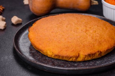 Krem şanti ve tarçınlı kabak turtası.