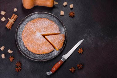 Krem şanti ve tarçınlı kabak turtası.