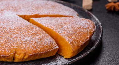 Krem şanti ve tarçınlı kabak turtası.