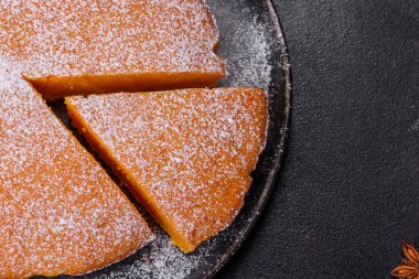 Krem şanti ve tarçınlı kabak turtası.