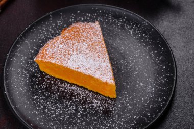 Krem şanti ve tarçınlı kabak turtası.