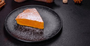 Krem şanti ve tarçınlı kabak turtası.