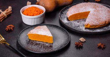 Krem şanti ve tarçınlı kabak turtası.