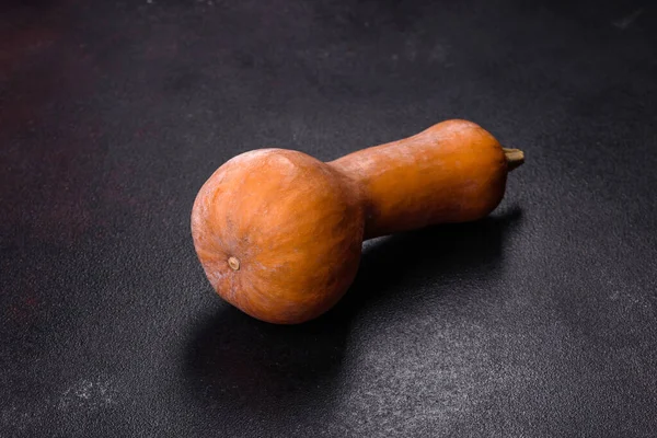 Une Belle Citrouille Orange Fraîche Est Forme Cylindrique Sur Fond — Photo