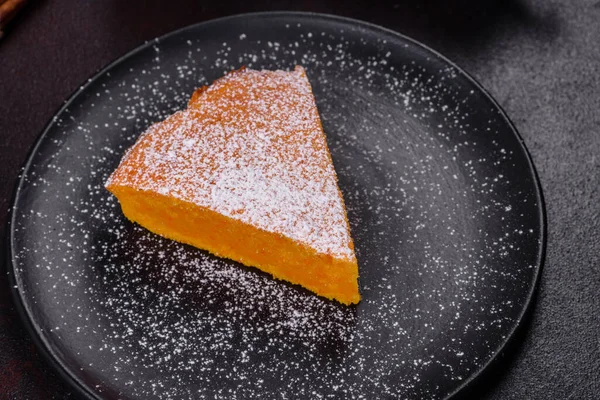 Krem şanti ve tarçınlı kabak turtası.