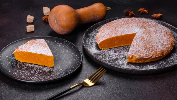 Krem şanti ve tarçınlı kabak turtası.