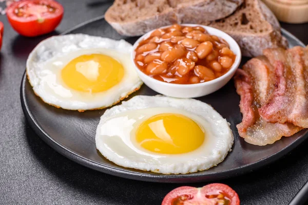 Englisches Frühstück Mit Spiegeleiern Speck Bohnen Tomaten Gewürzen Und Kräutern — Stockfoto