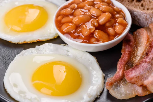 Englisches Frühstück Mit Spiegeleiern Speck Bohnen Tomaten Gewürzen Und Kräutern — Stockfoto