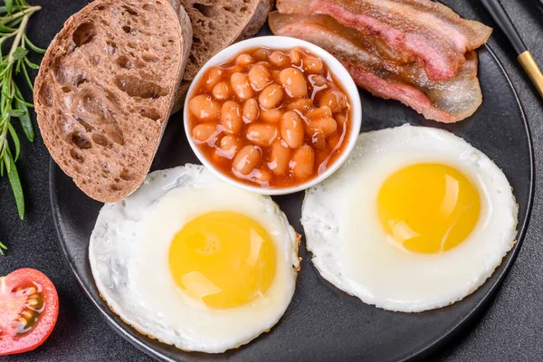 Englisches Frühstück Mit Spiegeleiern Speck Bohnen Tomaten Gewürzen Und Kräutern — Stockfoto