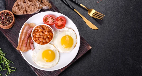 Pequeno Almoço Inglês Com Ovos Fritos Bacon Feijão Tomate Especiarias — Fotografia de Stock