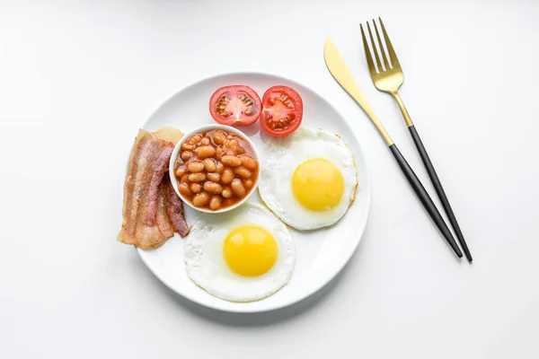 Englisches Frühstück Mit Spiegeleiern Speck Bohnen Tomaten Gewürzen Und Kräutern — Stockfoto