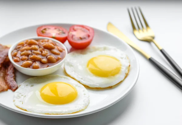 英式早餐 有煎蛋 西红柿 香料和香草 这是一天中最美好 最富有营养的开始 — 图库照片