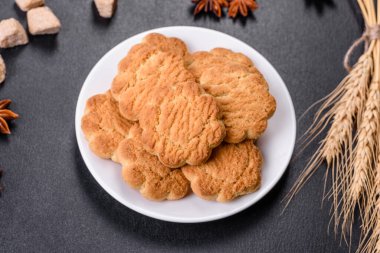 Koyu beton arka planda ev yapımı mısır kurabiyeleri. Boşluğu kopyala