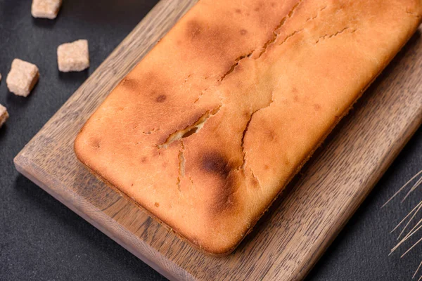 Koyu beton arka planda kuru üzümlü ve çikolatalı fırınlanmış dikdörtgen kek. Ev yapımı lezzetli hamur işleri.