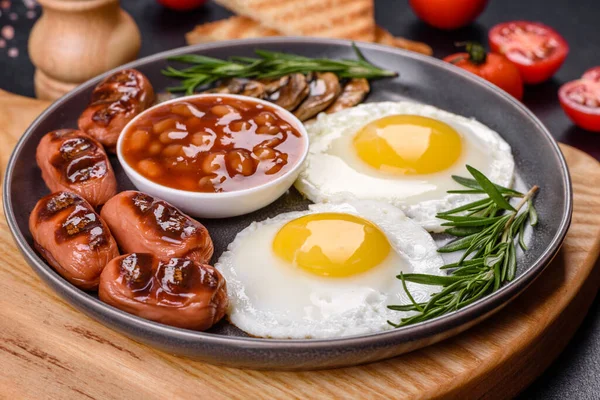 Desayuno Inglés Completo Frijoles Huevos Fritos Salchichas Asadas Tomates Champiñones —  Fotos de Stock