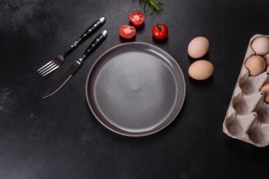 İngiliz kahvaltısı omlet, pastırma, fasulye, domates, baharat ve bitkilerle.
