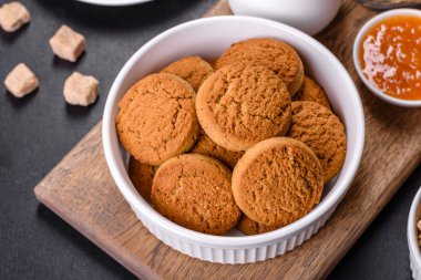 Tahıl gevreği, yumurta, yulaf kurabiyesi, süt ve reçelli lezzetli sağlıklı kahvaltı. Günün başında sağlıklı beslenmek.