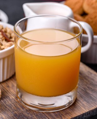 Tahıl gevreği, yumurta, yulaf kurabiyesi, süt ve reçelli lezzetli sağlıklı kahvaltı. Günün başında sağlıklı beslenmek.