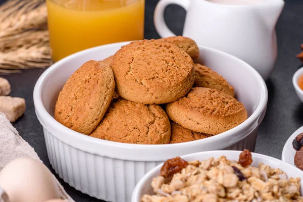 Delicioso Desayuno Saludable Nutritivo Con Granola Huevos Galletas Avena Leche — Foto de Stock