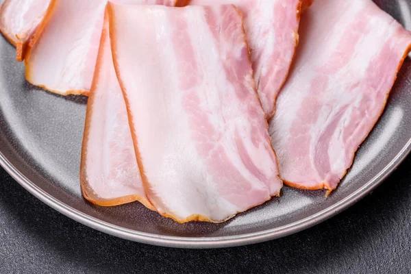 Läckra Färska Råa Bacon Skuren Med Skivor Grå Platta Mot — Stockfoto