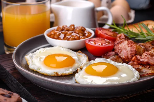 Ein Leckeres Gesundes Frühstück Mit Spiegeleiern Speck Bohnen Einem Glas — Stockfoto