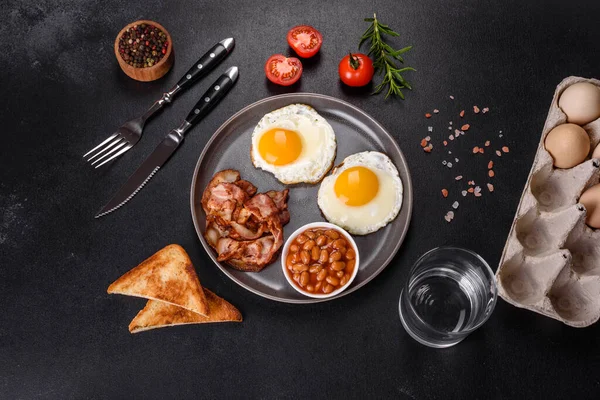 Delicioso Desayuno Saludable Nutritivo Con Huevos Fritos Tocino Frijoles Vaso —  Fotos de Stock