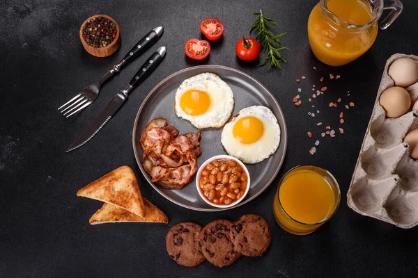 一个美味的营养健康早餐与煎蛋 一杯果汁 燕麦饼干 牛奶和果酱 一天开始时的健康饮食 — 图库照片