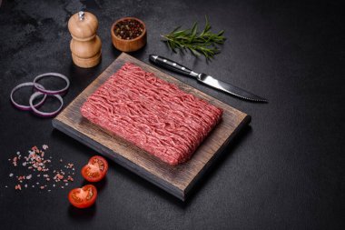 Çiğ kıyma, kıyma. Siyah arka plan. Üst Manzara. Boşluğu kopyala