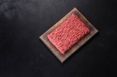 Çiğ kıyma, kıyma. Siyah arka plan. Üst Manzara. Boşluğu kopyala