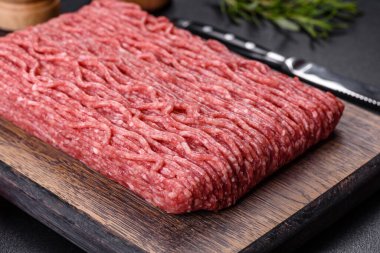 Çiğ kıyma, kıyma. Siyah arka plan. Üst Manzara. Boşluğu kopyala