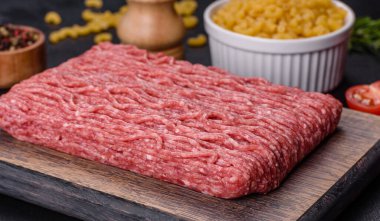 Çiğ kıyma, kıyma. Siyah arka plan. Üst Manzara. Boşluğu kopyala