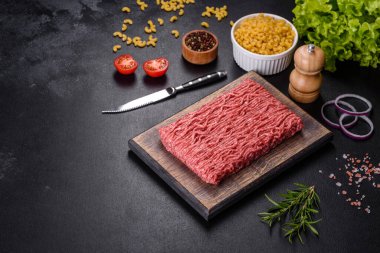 Çiğ kıyma, kıyma. Siyah arka plan. Üst Manzara. Boşluğu kopyala