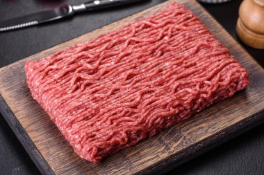 Çiğ kıyma, kıyma. Siyah arka plan. Üst Manzara. Boşluğu kopyala