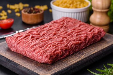 Çiğ kıyma, kıyma. Siyah arka plan. Üst Manzara. Boşluğu kopyala