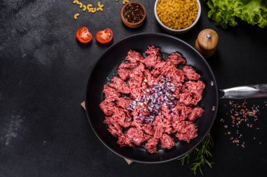 Çiğ kıyma, kıyma. Siyah arka plan. Üst Manzara. Boşluğu kopyala