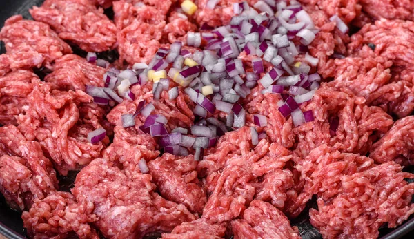 Rauw Gehakt Gemalen Vlees Zwarte Achtergrond Bovenaanzicht Kopieerruimte — Stockfoto