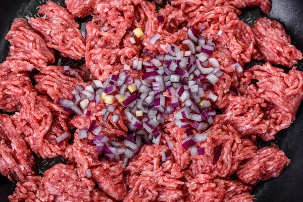 Rauw Gehakt Gemalen Vlees Zwarte Achtergrond Bovenaanzicht Kopieerruimte — Stockfoto