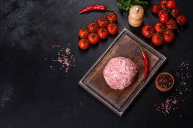 Kıyma. Kara et malzemelerle siyah arka plan üzerine yemek pişirmek için. Üstten Görünüm