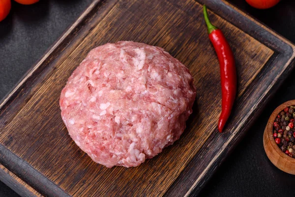 Kıyma. Kara et malzemelerle siyah arka plan üzerine yemek pişirmek için. Üstten Görünüm