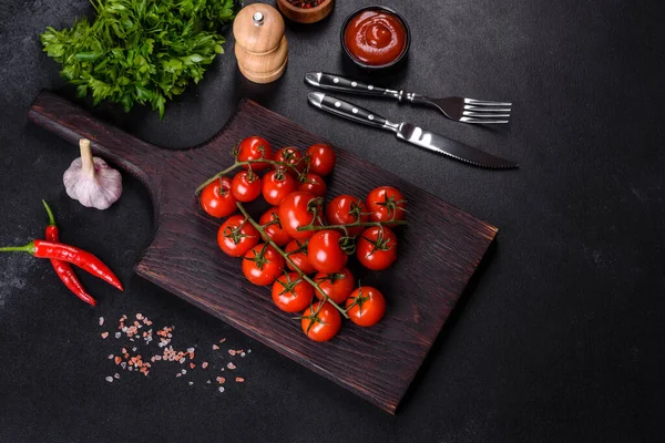 Siyah arka planda baharatlı taze kiraz domatesleri. Gıda arkaplanı