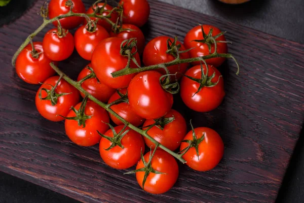 Tomates Cereja Frescos Fundo Preto Com Temperos Fundo Alimentar — Fotografia de Stock