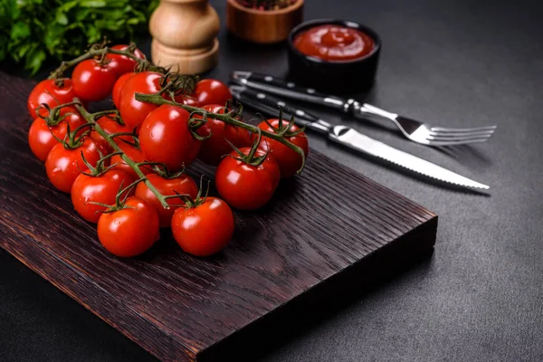 Tomates Cereja Frescos Fundo Preto Com Temperos Fundo Alimentar — Fotografia de Stock
