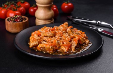 Soslu teriyaki tavuğu, susam, otlar ve baharatlar koyu beton arka planda. Asya mutfağı