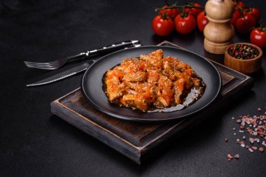 Soslu teriyaki tavuğu, susam, otlar ve baharatlar koyu beton arka planda. Asya mutfağı