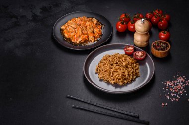 Bir tabak kızarmış şehriye ve sebze. Restoran masasında tavuk sosu, Çin mutfağı.