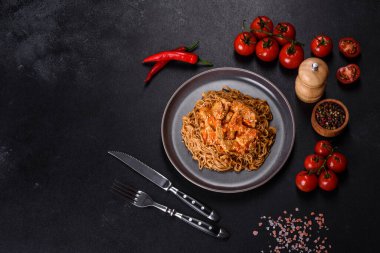 Bir tabak kızarmış şehriye ve sebze. Restoran masasında tavuk sosu, Çin mutfağı.