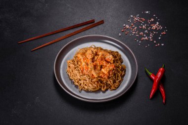 Bir tabak kızarmış şehriye ve sebze. Restoran masasında tavuk sosu, Çin mutfağı.