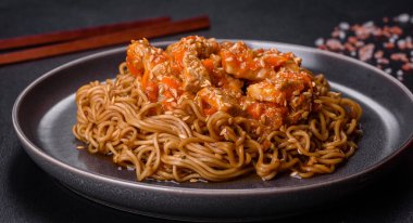 Bir tabak kızarmış şehriye ve sebze. Restoran masasında tavuk sosu, Çin mutfağı.