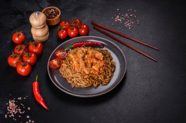 Bir tabak kızarmış şehriye ve sebze. Restoran masasında tavuk sosu, Çin mutfağı.